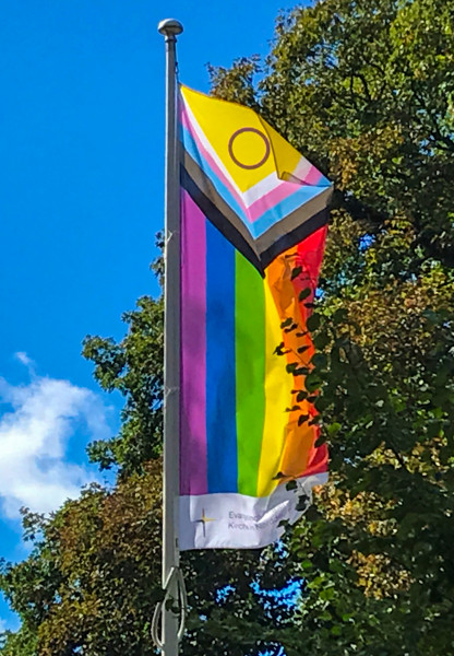 Regenbogen-Flagge „Progress Inter Flag Nordkirche“